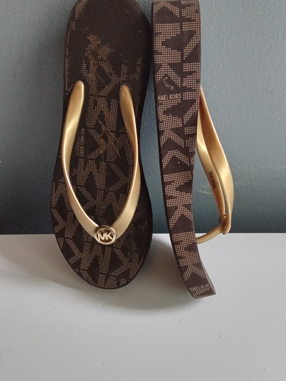 Michael Kors MK Logo Platform Flip Flops Brown Gold Wedge Sandals 9M 9MI40M‎